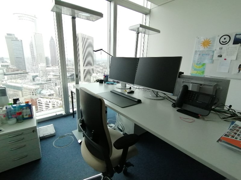 büro mit aussicht auf die frankfurter skyline